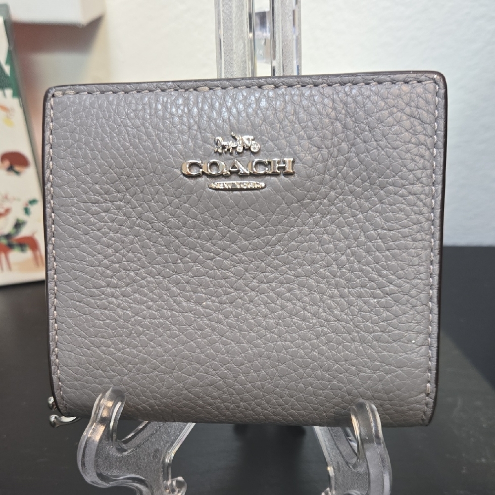 EUC Coach Pebbled Gray Leather Wallet